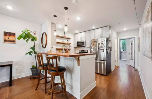 Fairmount House | Convenient Art Museum Apartment