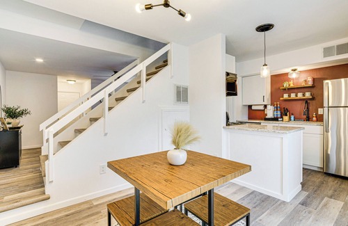 College Station House | Convenient Bryan Townhome w/Patio < 3 Mi to A&M!