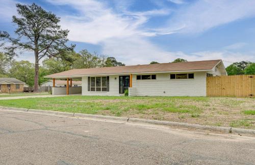Texarkana House | Convenient Family-Friendly Location Texarkana Gem