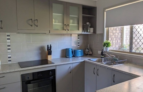 Loganlea House | Convenient, great value 2BR Flat @Loganlea, close to Brisbane & Gold Coast