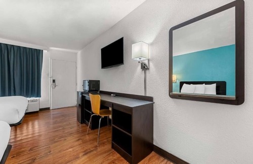 Hamilton Hotel | Convenient Room Right in I-22 | 3 Family Ready Stays w/Free Breakfast