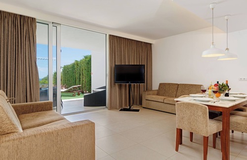 Albufeira Hotel | Convenient Stay! Full Kitchen, Private Pool, Free Parking, Beach Access!