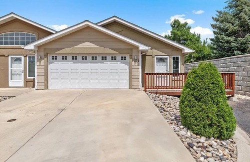 Rapid Valley House | Convenient Townhouse - Near Airport