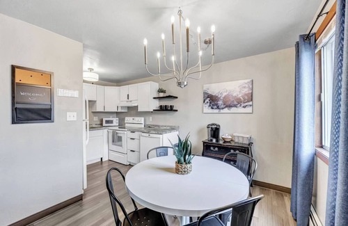 Bellevue Apartment | Conveniently Located Two-Bedroom Suite