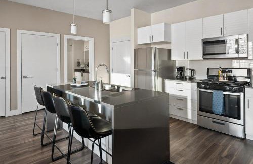 Rio Grande Apartment | Convention Ctr - Stylish 2BD,2BA with Pool,Gym and Hot tub