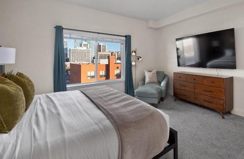 Rio Grande Apartment | Convention Ctr - Stylish 2BD,2BA with Pool,Gym and Hot tub