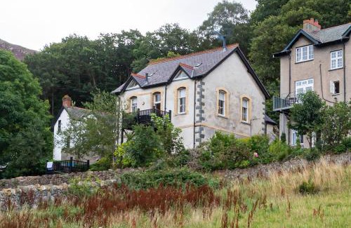 Dwygyfylchi House | Converted Chapel, Stunning Sea & Mountain Views!
