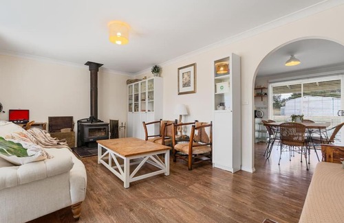 Oberon House | Cooinda, A 3 Bedroom Home Near Mayfield Garden
