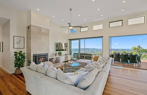 Ninderry Villa | Cooinda luxury residence and studio - central to beaches and hinterland