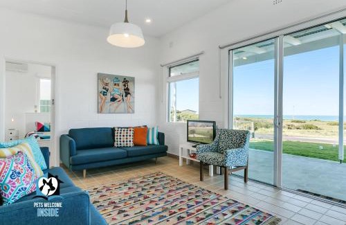 Middleton House | Cool Beach “Shack' + Spectacular Views + Netflix