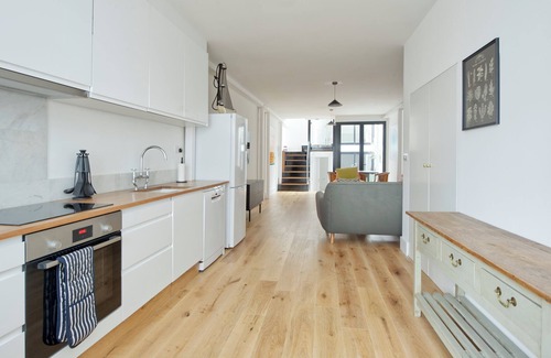 College Park and Old Oak Apartment | Cool North Kensington apartment close to Notting Hill!