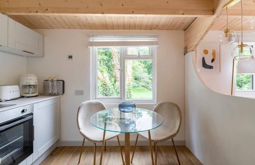 Blandford Saint Mary Ski Chalet | COPPERBEECH - ROMANTIC ESCAPE | SLEEPS 2 | HOT TUB | BBQ | PATIO | WI-FI