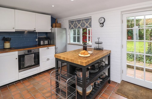 Bishops Waltham Cottage | COPPICE HILL HOUSE, pet friendly, with hot tub in Bishop's Waltham