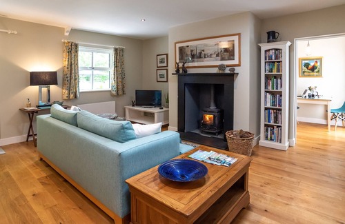 Alton Barnes Cottage | Copse Cottage - edge of village, countryside views, pub and shop 10 minute walk