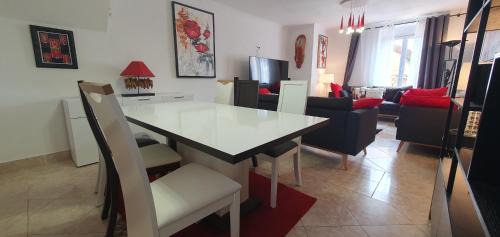 Brunoy Apartment | COQUELICOT - Spacieuse maison 172m2 - 4 chambres - Parking Privé & Wifi Gratuit