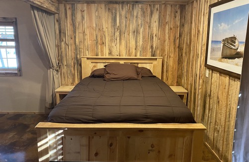 Moorcroft House | Corey's Gittaway 2….2 queen beds sleeps 4 people!