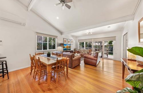 Bright House | Corinda Cottage - 4 bedroom pet friendly five minute walk to town and Ovens River.