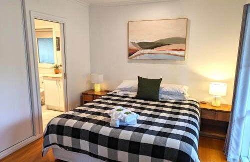 Bright House | Corinda Cottage - 4 bedroom pet friendly five minute walk to town and Ovens River.