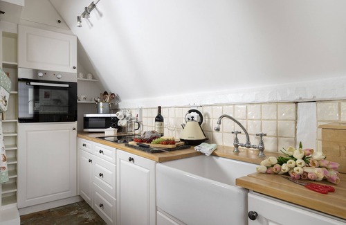 Harvington Cottage | Corner Thatch - a charming cottage that sleeps 4 guests in 2 bedrooms