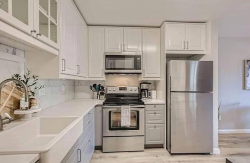 Louisville House | Corner Unit 2 BDR/2.5 BA Lafayette Townhome