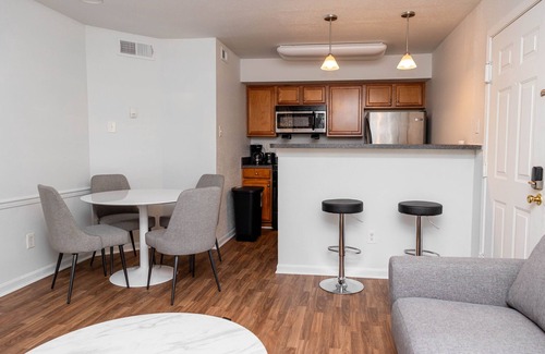 Coliseum Central Apartment | Corporate and Modern 1br suite I Pool I Parking