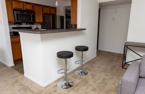 Coliseum Central Apartment | Corporate and Modern 2br suite I Pool I Parking