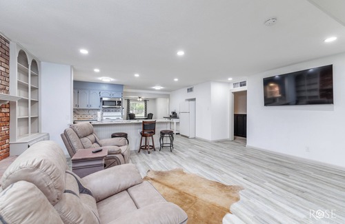 San Angelo House | Corporate stay. Charming 3-bedroom house in San Angelo with AC, WiFi.