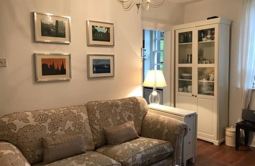 West End Apartment | Cosy 1-bed apartment in Dean Village - the most picturesque area of Edinburgh 🌳