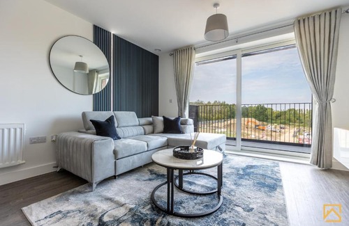 Milton Keynes Apartment | Cosy 1 bed near peaceful canal By Valore Property Services