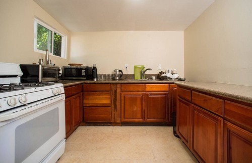 Downey House | Cosy 1 Bed Studio with living room and separate 2 independent bedrooms