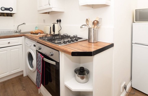 Bellshill Apartment | Cosy 1 bedroom apartment close to train station