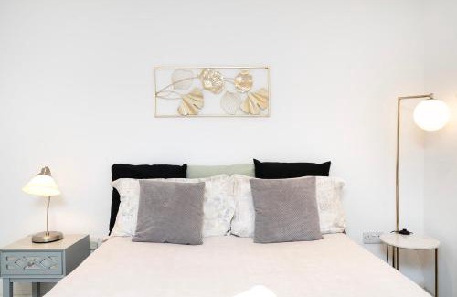 West Hendon Apartment | Cosy 1 Bedroom Studio walking distance to mall with parking available