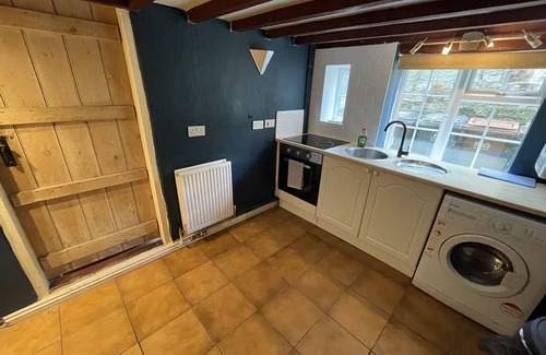 Crowborough Cottage | Cosy 18th-Century Cottage in Crowborough with Log Burner, Near Ashdown Forest