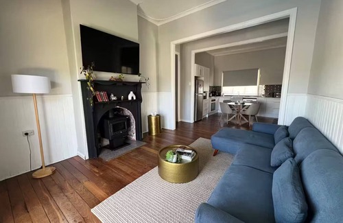 Bassendean House | Cosy 1935 Broadway Cottage Airport/CBD/Train/Cafes/Wineries Nearby