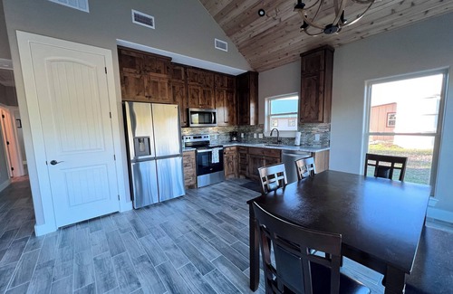 Kerrville House | Cosy 2-bedroom cabin with modern amenities and beautiful views