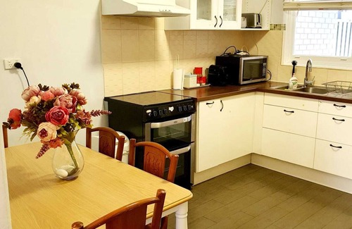 Kensington House | Cosy 2 Bedroom Cottage, enclosed big Backyard for Kids 👨‍👨‍👦 & FurKid 🐶