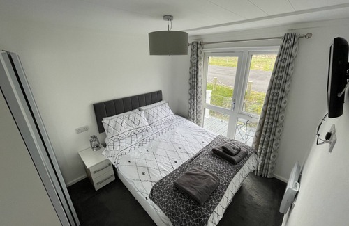 Oulton Broad Cabin | Cosy 2 Bedroom Lodge with onsite Pool