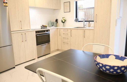 Henderson House | Cosy 2BR House in Awaroa Road