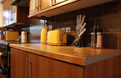 Sheldon House | Cosy 3 bedroom 2 Bathroom House with Parking