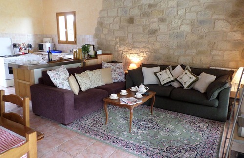 Cahuzac Villa | Cosy 3 bedrooms home . Private pool. Private garden. free WiFi. Shops near by