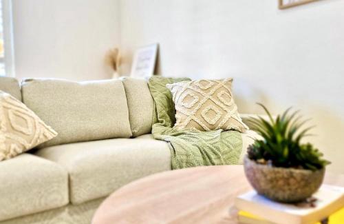 Ryde Villa | Cosy 3BR House, 7 mins drive to Macquarie Centre, 5 stars on AirB&B