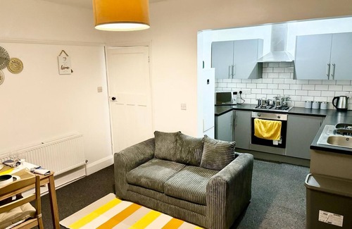Derby House | Cosy 4 bedroom Family House Near the City Centre