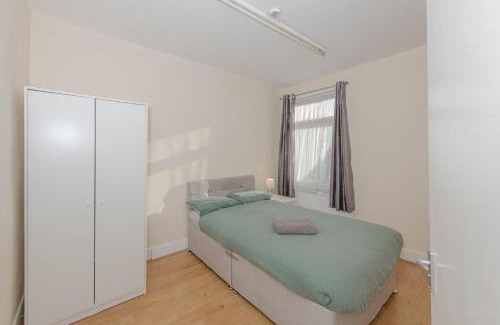 Plumstead House | Cosy 4 bedrooms house near Central London, O2, London city airport and Excel