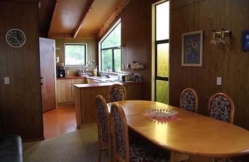 Richmond Heights House | Cosy 80's Taupo Bach, 3 min Walk to the Lake and Sailing Centre