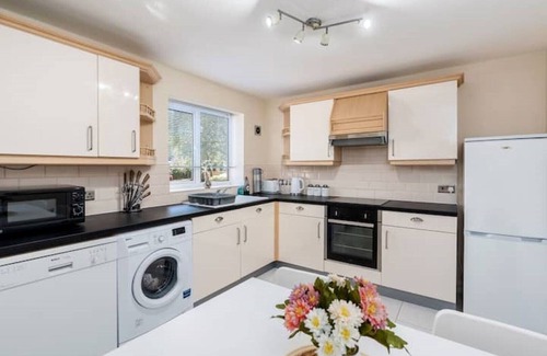 Doncaster Apartment | Cosy and Spacious 2 bed ground floor apartment