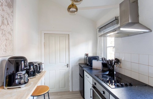 Blandford Saint Mary Ski Chalet | COSY ANNEXE - ROMANTIC ESCAPE | SLEEPS 2 | HOT TUB | BBQ | PATIO | WI-FI | LOG BURNER