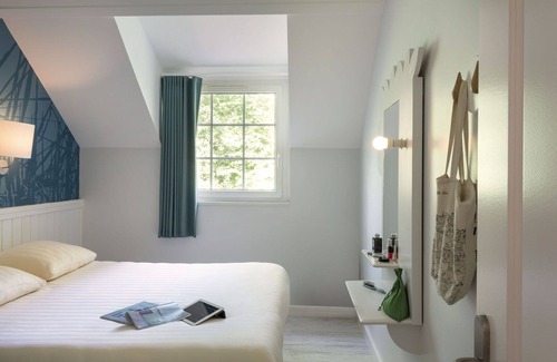 Chamouille House | Cosy apartment in villa for 4 people with pool, hot tub, WIFI, TV, terrace and parking