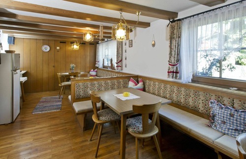 Finsing House | Cosy apartment in villa for 8 people with WIFI, TV, patio, pets allowed and parking