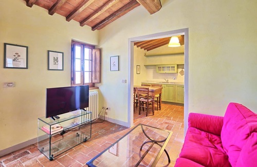 San Casciano in Val di Pesa Apartment | Cosy apartment with pool, WIFI, TV, pets allowed, panoramic view, parking, close to Greve In Chianti