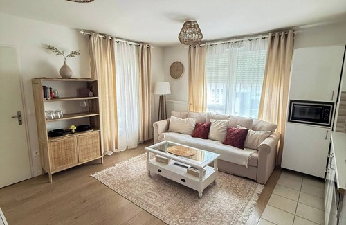 Louvres Apartment | Cosy apartment 10min from CDG Airport, 1 min walk from RER station (20 min to Paris)